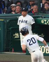 ６回、本塁打を放った谷渕（手前）を見る西谷監督