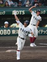 ６回、右越え本塁打を放ち喜ぶ谷渕