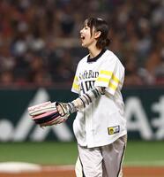 始球式を務める齋藤飛鳥（撮影・中島達哉）