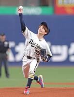 開幕戦の始球式を務める藤原丈一郎（撮影・立川洋一郎）