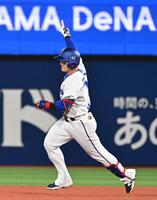 １回、先頭打者本塁打を放ちポーズを決める牧