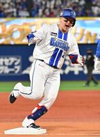 １回、先頭打者本塁打を放ち塁を回る牧