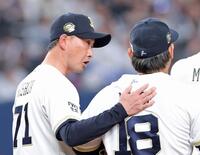 ２回、８失点した宮城（右）の降板を決め、声を掛ける岸田監督（撮影・立川洋一郎）