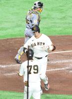 ４回、中越えソロを放ち生還するダルベック（撮影・佐々木彰尚）