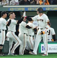 ４回、中越えソロを放ち、キャベッジに迎えられるダルベック（撮影・金田祐二）