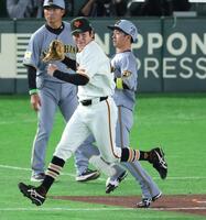 ５回、近本を一ゴロにしとめた竹丸（撮影・金田祐二）