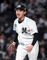 ２回表、源田を空振り三振に仕留め、吠える毛利（撮影・佐藤厚）