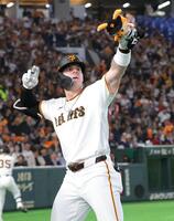 １回、先頭打者本塁打を放ち、ポーズを決めるキャベッジ（撮影・西岡正）