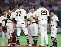 ４回のピンチで竹丸（中央）の元へ集まる巨人ナイン（撮影・西岡正）