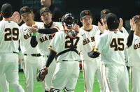 ナインを迎える阿部監督と竹丸（撮影・金田祐二）