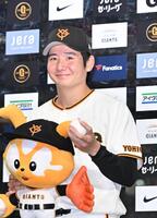 ヒーローインタビューで、ウイニングボールを手に笑顔を見せる竹丸