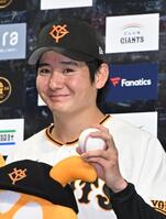 ヒーローインタビューで、ウイニングボールを手に笑顔を見せる竹丸