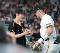 ７回、キャベッジ（右）らナインを迎える竹丸（撮影・西岡正）