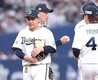 ２回、８点を許して降板する宮城。左奥は岸田監督（撮影・立川洋一郎）