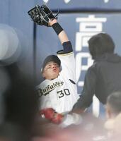 ７回、村林の打球を好捕する右翼手・広岡（撮影・立川洋一郎）