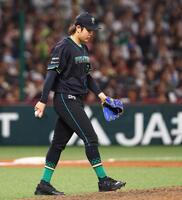 ８回、勝ち越しを許し、肩を落とす古林（撮影・中島達哉）