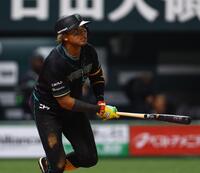 ７回、同点ソロを放つ水谷（撮影・中島達哉）