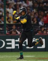 ７回、同点ソロを放ち、ポーズをとる水谷（撮影・中島達哉）