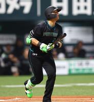 １回、右越えに先制２ランを放つ清宮幸（撮影・中島達哉）