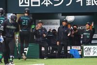 １回、清宮幸（２１）が先制２ランを放ち、笑顔で迎える新庄監督（中央奥）ら日本ハムナイン（撮影・中島達哉）