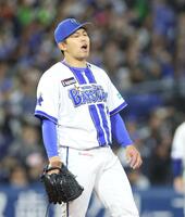 ５回、サンタナに本塁打を許した東（撮影・石井剣太郎）