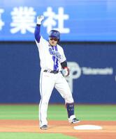 ６回、二塁打を放った牧（撮影・石井剣太郎）