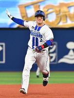 １回、先頭打者本塁打を放ち塁を回る牧