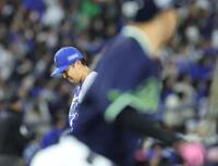 ２回、伊藤（手前）に逆転２ランを許した東（撮影・石井剣太郎）