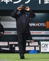 ６回、伊藤の交代を告げるためにベンチを出る新庄監督（撮影・中島達哉）