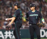 ６回途中で降板する伊藤（左）＝撮影・中島達哉