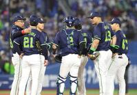 ６回、吉村（２１）の交代を告げる池山監督（左端）＝撮影・石井剣太郎