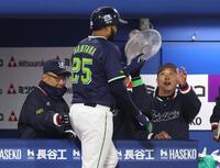 ５回、本塁打を放ったサンタナを迎える池山監督（左端）＝撮影・石井剣太郎