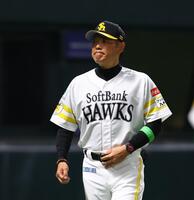 ７回、選手交代を告げる小久保監督（撮影・中島達哉）