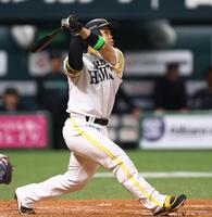 ３回、同点ソロを放つ近藤（撮影・中島達哉）