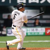 ４回、同点ソロを放つ山川（撮影・中島達哉）