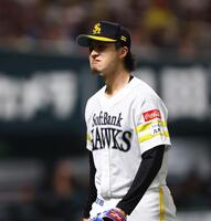 １回、清宮幸、万波に一発を浴び、顔をしかめる上沢（撮影・中島達哉）