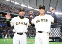 阿部監督（左）にプロ初勝利を祝福される竹丸（撮影・西岡正）