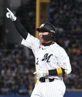 ４回、松川は左前適時打を放ち、ガッツポーズを見せる（撮影・佐藤厚）