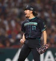 １回、柳田を見逃し三振に仕留め、雄たけびを上げる伊藤（撮影・中島達哉）