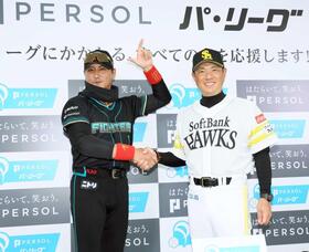 　握手を交わす新庄監督（左）と小久保監督（撮影・中島達哉）