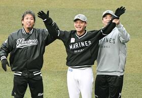 　益田（左）と横山（右）にポーズを取らされる毛利（撮影・佐藤厚）