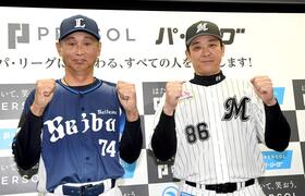 ファイティングポーズを取るサブロー監督（右）と西口監督（撮影・佐藤厚）