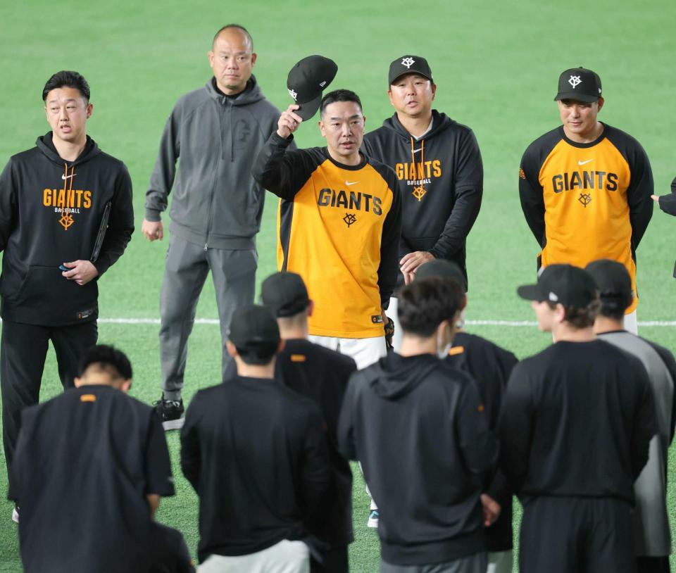 　練習前の円陣で話す阿部監督