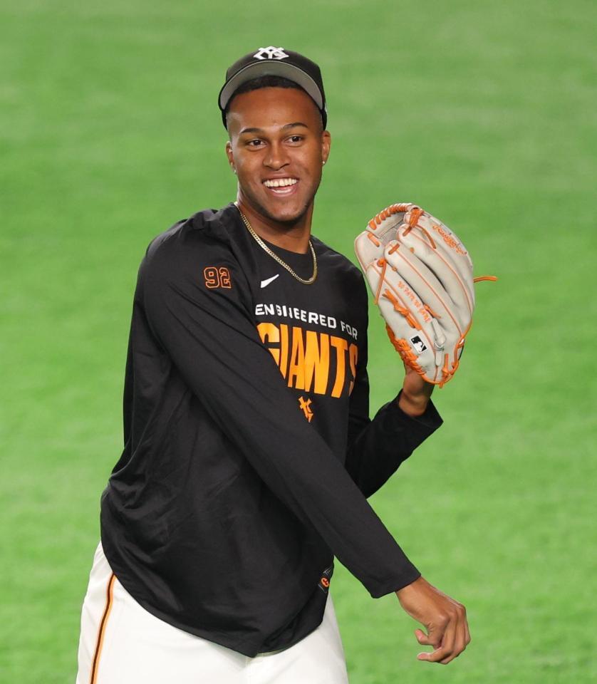 チームに合流し、笑顔で練習するマルティネス（撮影・西岡正）