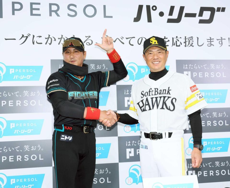 　握手を交わす新庄監督（左）と小久保監督（撮影・中島達哉）