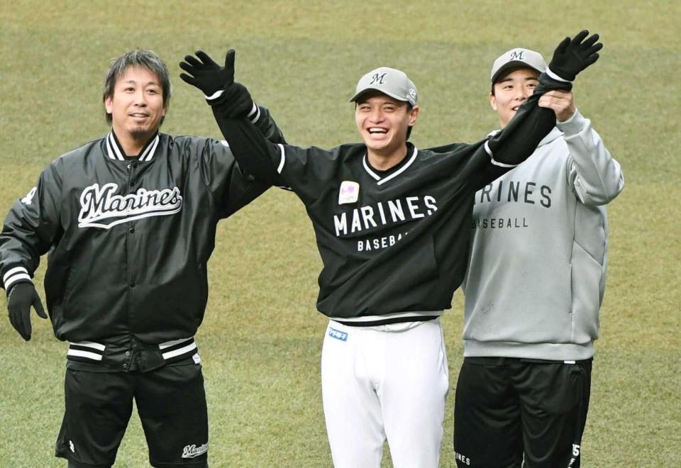 　益田（左）と横山（右）にポーズを取らされる毛利（撮影・佐藤厚）