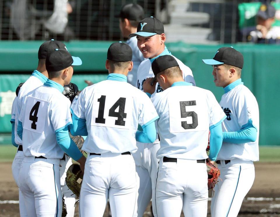 　５回、マウンドに向かいナインに声を掛ける菰田（奥）