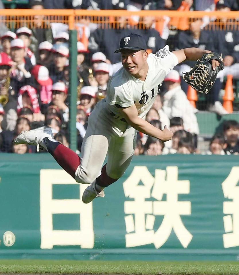 　９回、秋山の左前打を処理し、好返球でサヨナラを阻止した大阪桐蔭・仲原