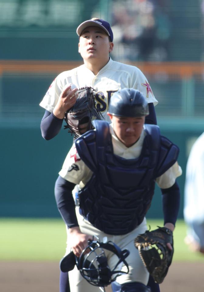 １回、苦しそうな表情の八戸学院光星・岩崎賢成（撮影・坂部計介）