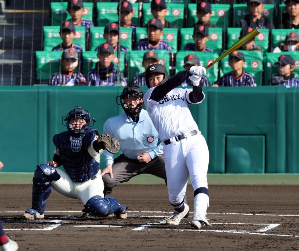 １回、右に先制適時二塁打を放つ中京大中京・松田知輝（撮影・山口登）